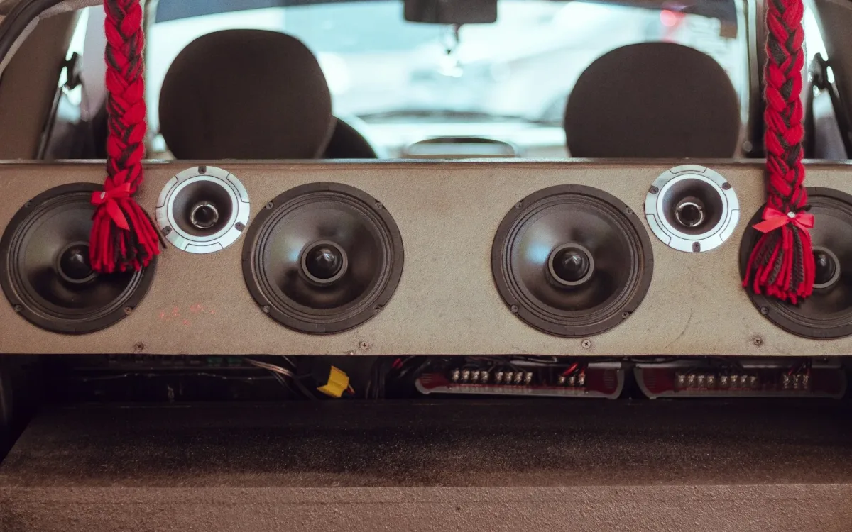 How to upgrade car audio system: a custom rear-deck panel fitted with aftermarket speakers and tweeters