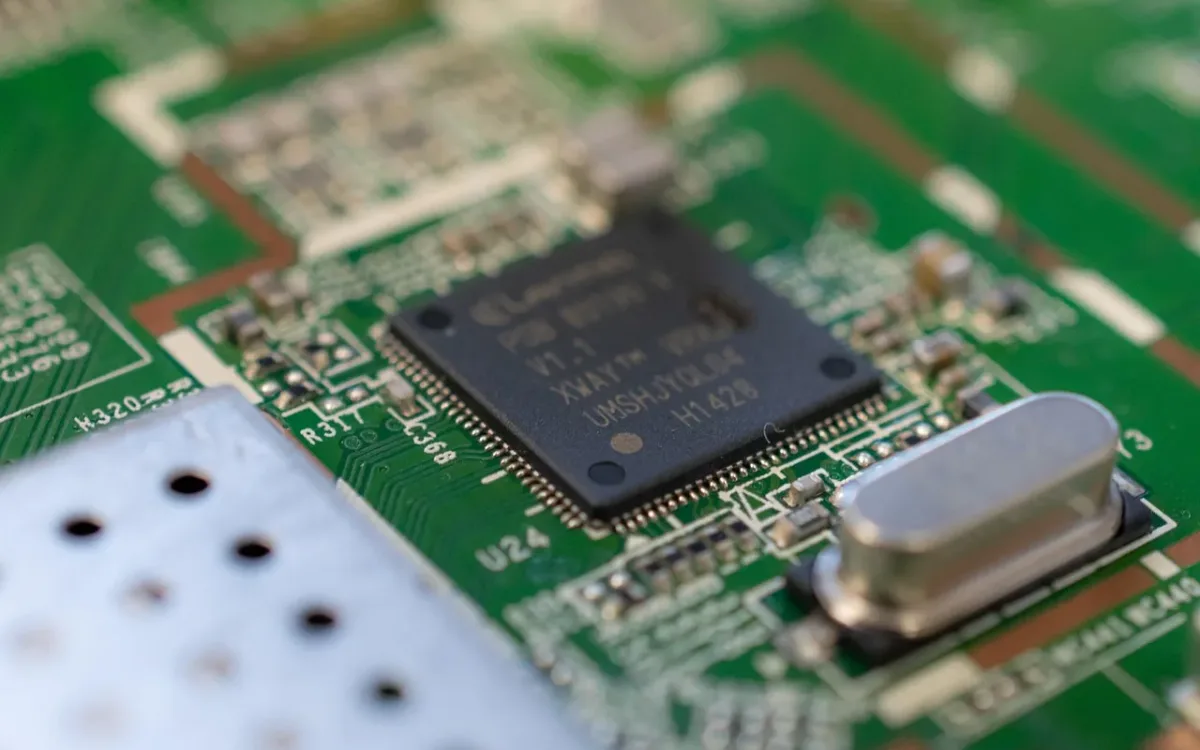 Processor chip on a circuit board showing how does a dsp work in car audio