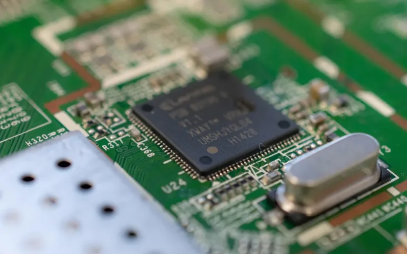 Processor chip on a circuit board showing how does a dsp work in car audio