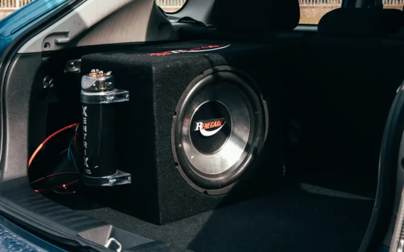 Single subwoofer enclosure and capacitor in a hatchback trunk for a guide to the best amp for 10 inch sub
