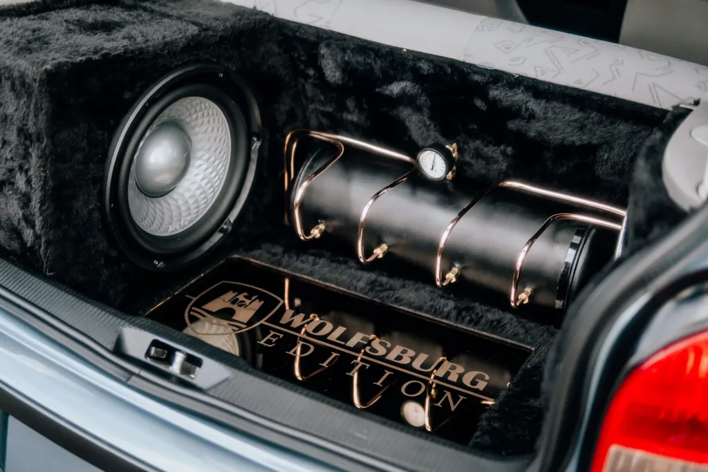 Speaker enclosure fitted inside a car trunk