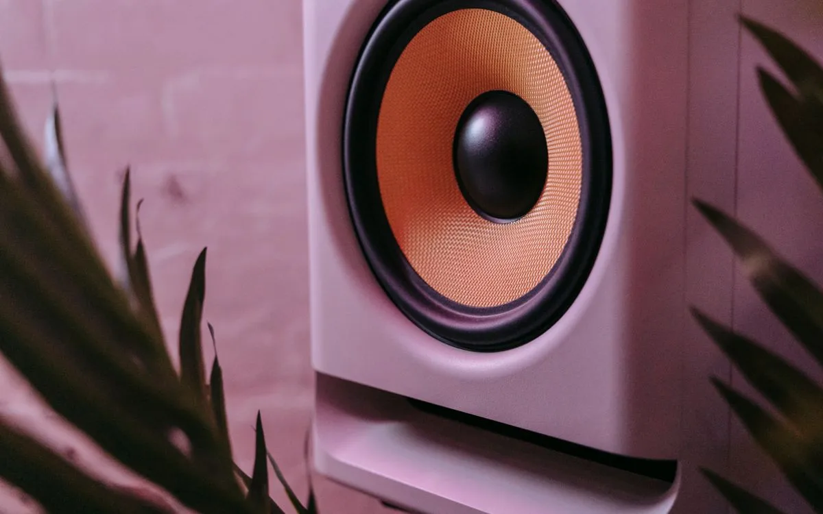 Subwoofer enclosure lit