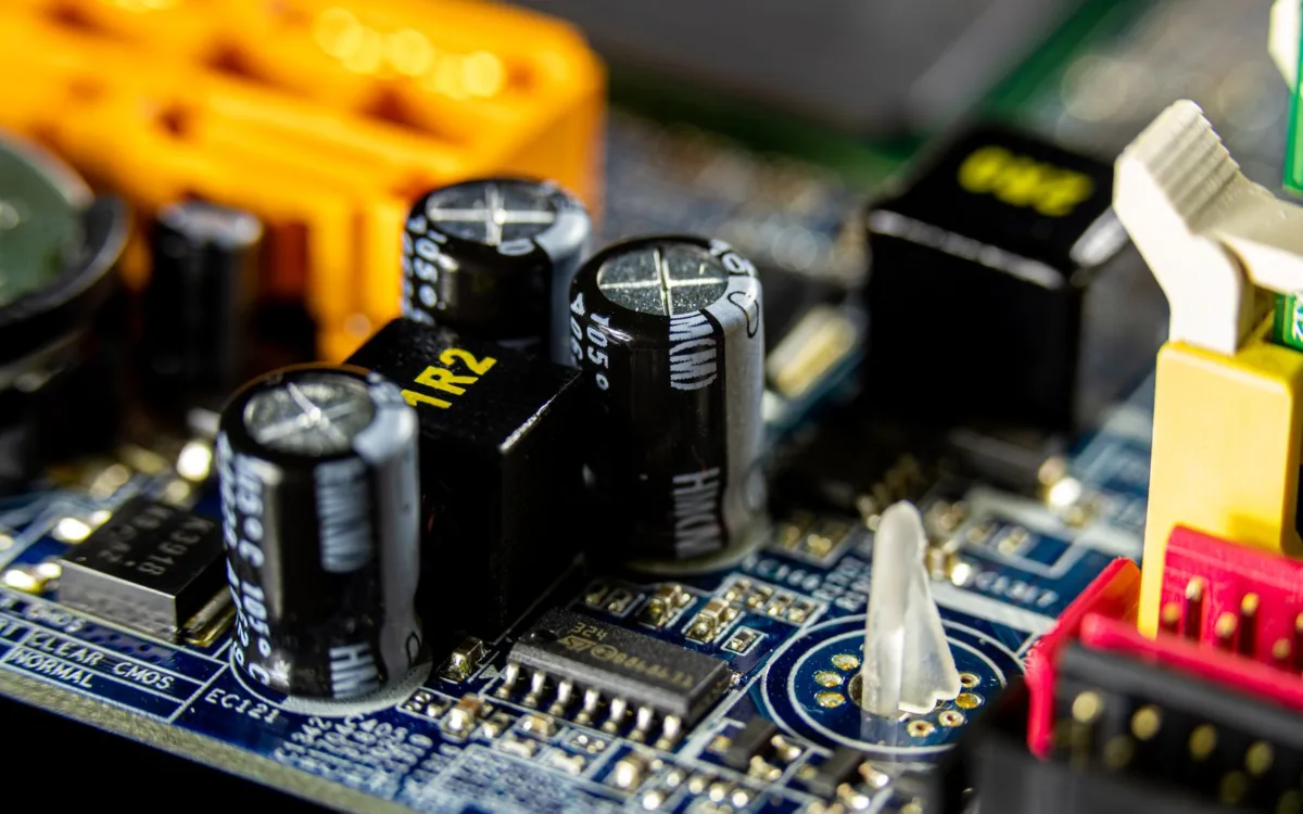 How does a car amplifier work: capacitors and components on an amplifier circuit board